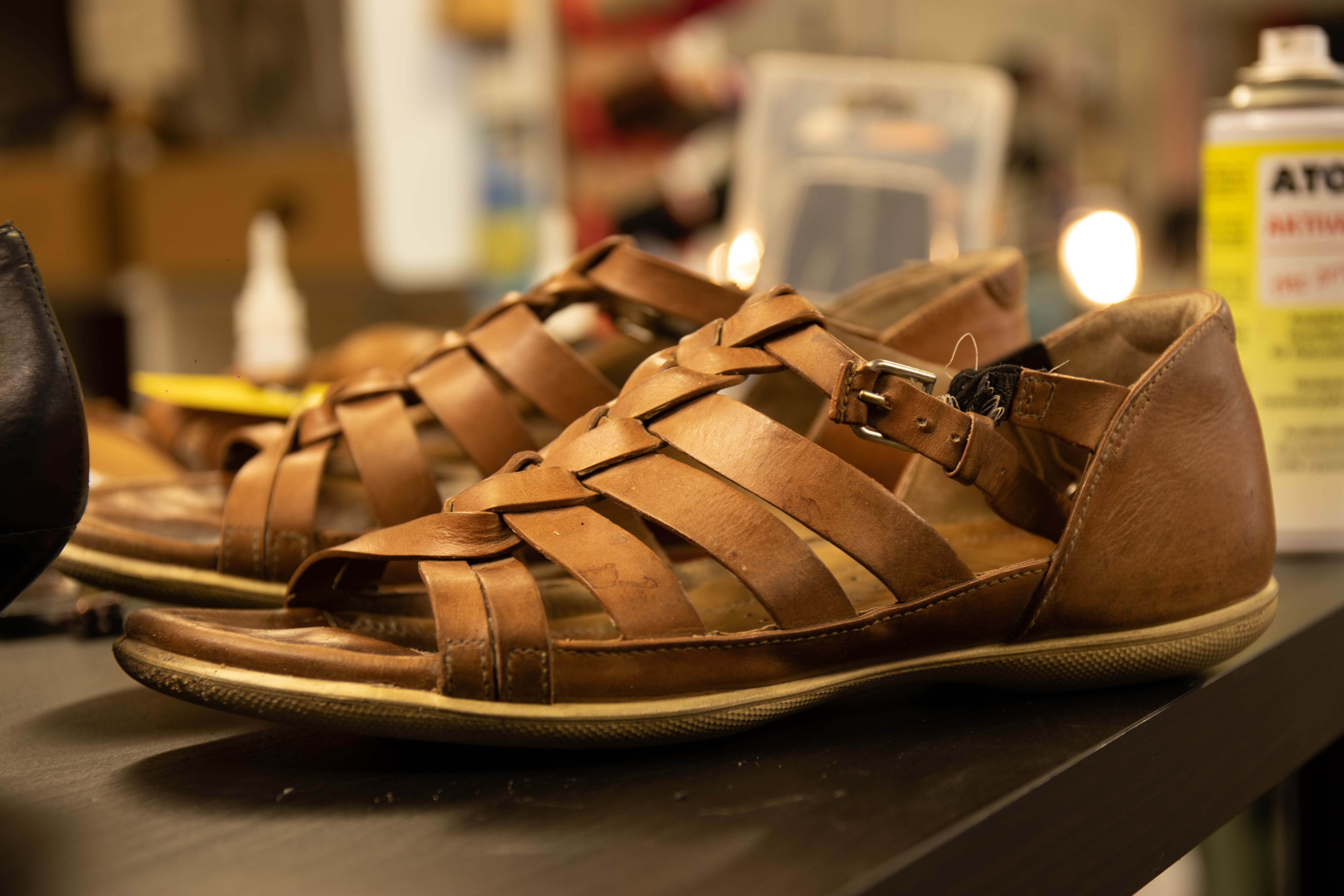 Nahkaiset sandaalit, ammattitaitoinen nahkatyö